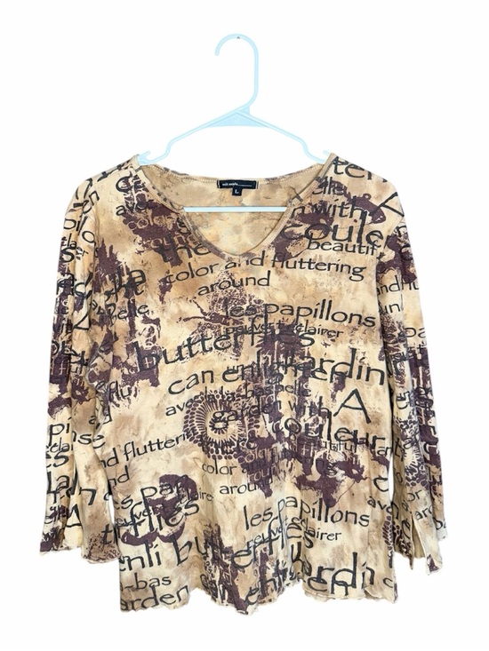 Xcit Moda Tops - Vintage Xcit Moda V-Neck 3/4 Sleeve Printed Tee in Beige & Brown